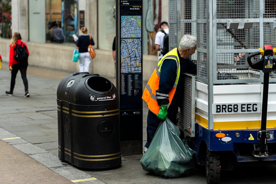 Un homme trie ses épluchures de légumes chez lui avant de les apporter à un point de compostage communautaire