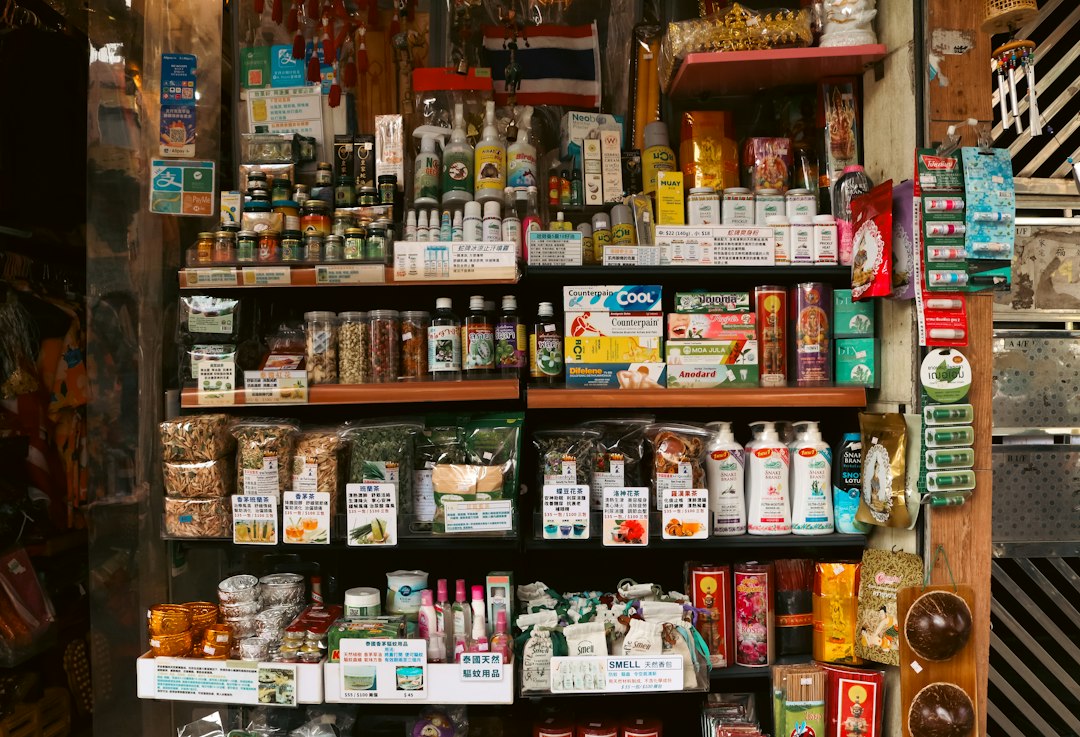Cliente che sceglie prodotti per la pelle secca in una farmacia di Tokyo