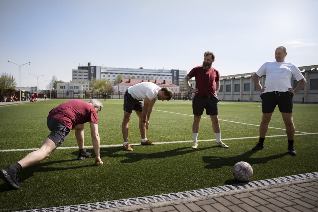 plano-aberto-homens-alongando-antes-do-jogo-marrocos-futebol-veterano
