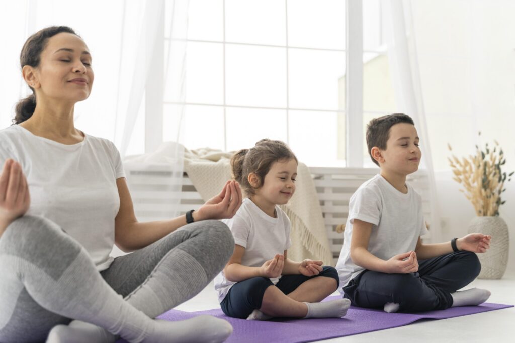 plano-médio-pessoas-tapete-yoga