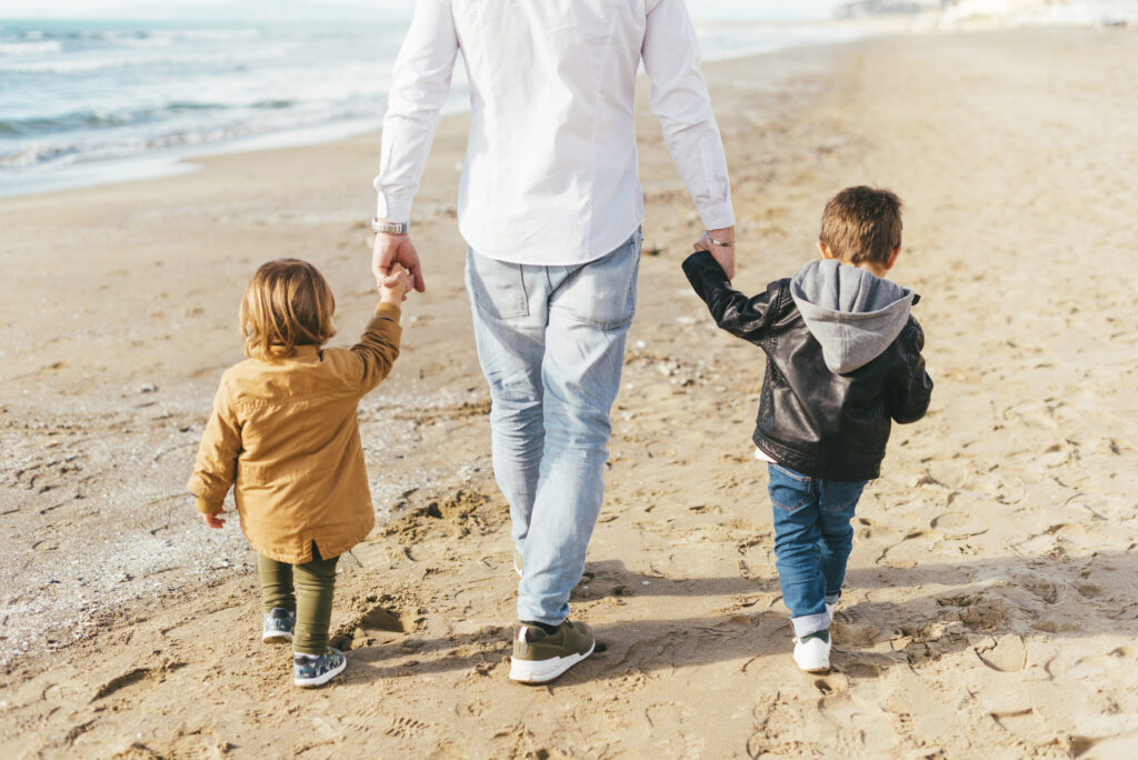 crianças-caminhando-na-praia-com-o-pai-praia-agadir