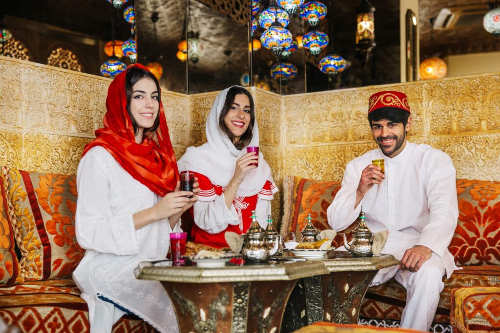 personnes-marocaines-prenant-le-thé