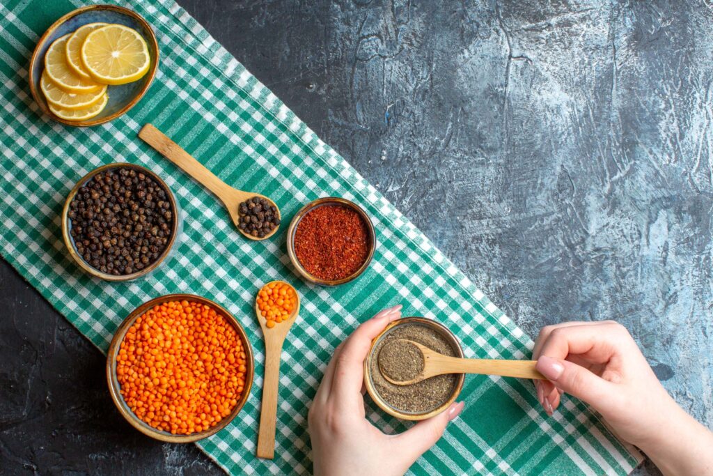 mujer-marroqui-cocinando-con-especias