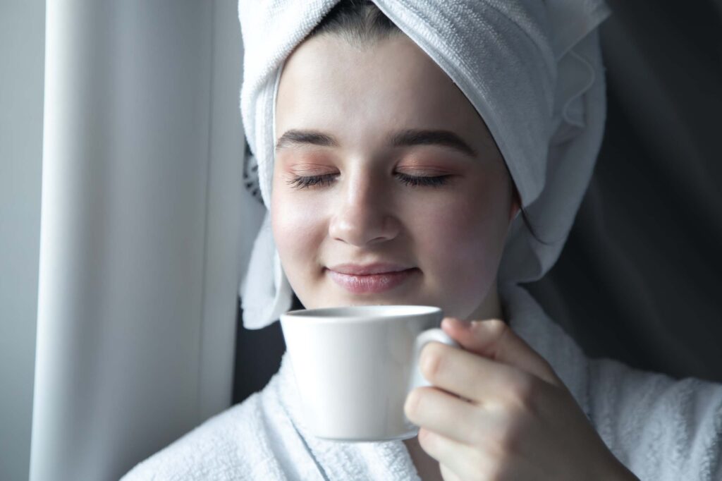 moroccan-woman-drinking-tea-after-hammam