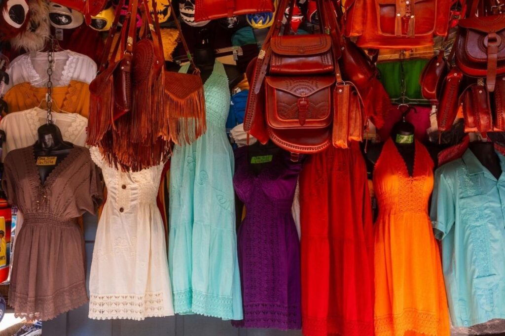 Élégante robe slow fashion ornée de broderies marocaines et de détails artisanaux, incarnant une mode de luxe durable, confectionnée par des artisans qualifiés au Maroc