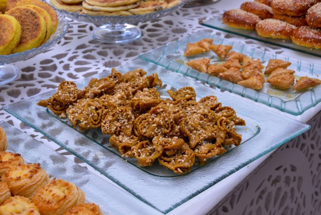 Pasticcini tradizionali chebakia disposti su un piatto decorativo marocchino Pasticceria marocchina tradizionale dolce miele Ramadan
