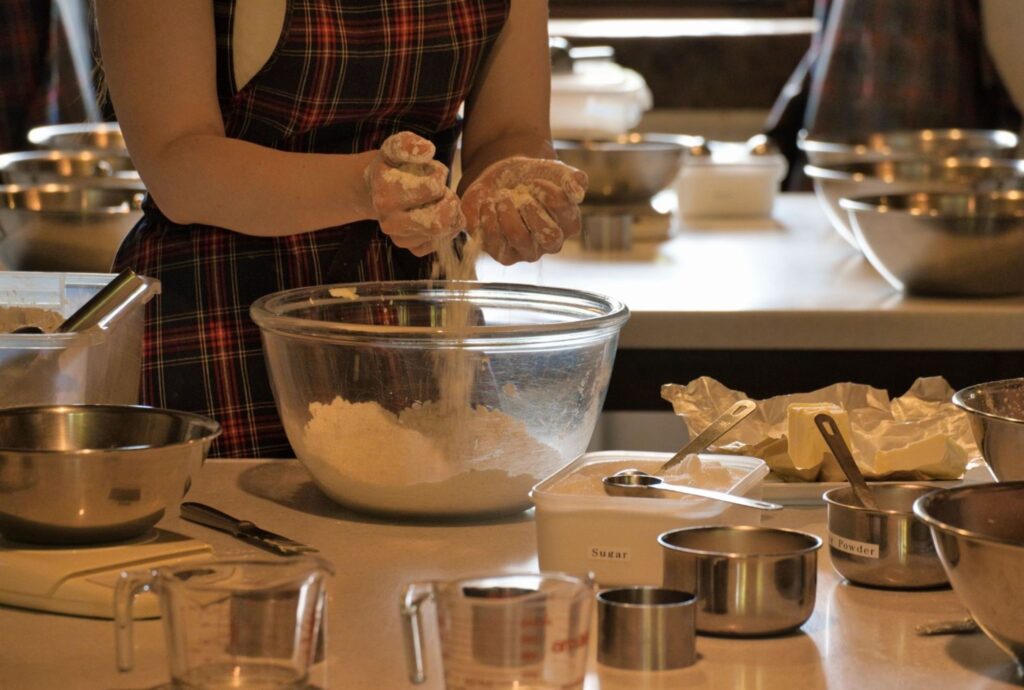 Donna che prepara pasticcini marocchini tradizionali in una cucina di casa pasticceria marocchina miele dolce tradizionale
