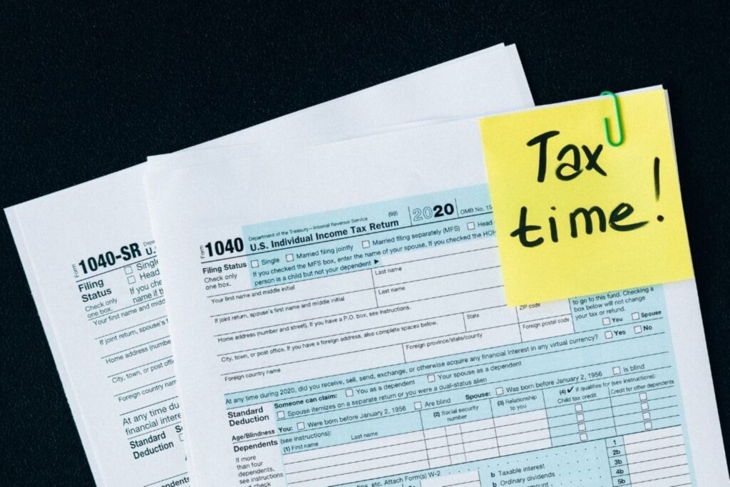 Calculadora de negócios e documentos financeiros para planejamento tributário de fim de ano no Marrocos, mostrando pagamentos trimestrais e deduções, representando a otimização estratégica do ano fiscal para pequenos empresários