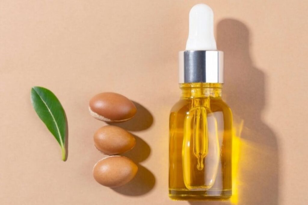 Puro olio di argan marocchino in una bottiglia di vetro che rappresenta l'essenziale cura della pelle invernale per la protezione dal clima secco, caratterizzato da ingredienti di bellezza tradizionali perfetti per le condizioni di bassa umidità del Marocco