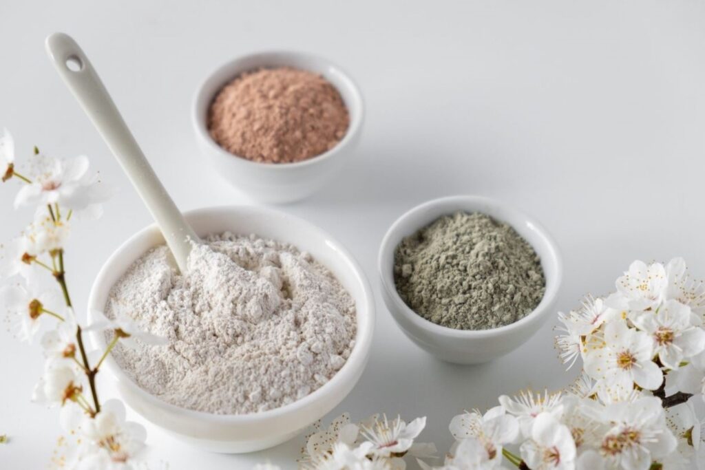 Polvere di argilla Rhassoul tradizionale dalle montagne dell'Atlante in una ciotola di ceramica per maschere invernali per la pelle, che mostra ingredienti marocchini autentici ricchi di minerali che proteggono naturalmente la pelle dal clima secco