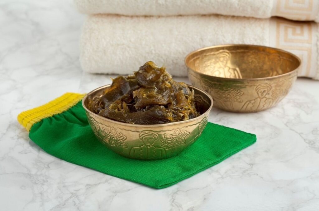 Rituais de hammam usando produtos de spa marroquinos tradicionais, incluindo sabão preto e luva de esfoliação