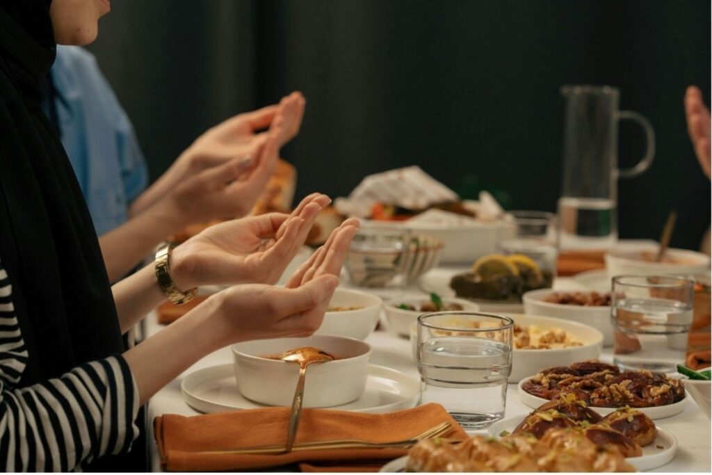 Preparando o Ramadão com uma mesa iftar marroquina tradicional apresentando tâmaras e guia de planeamento espiritual