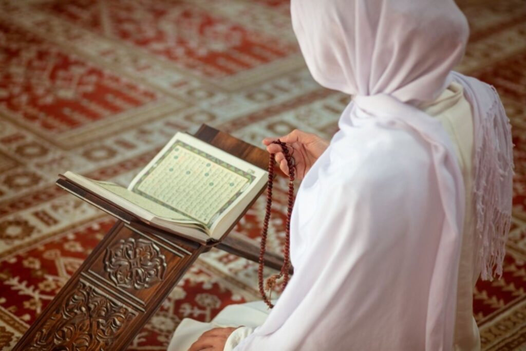 Prontidão espiritual preparando o Ramadã com mulher muçulmana marroquina em oração e estudo do Alcorão