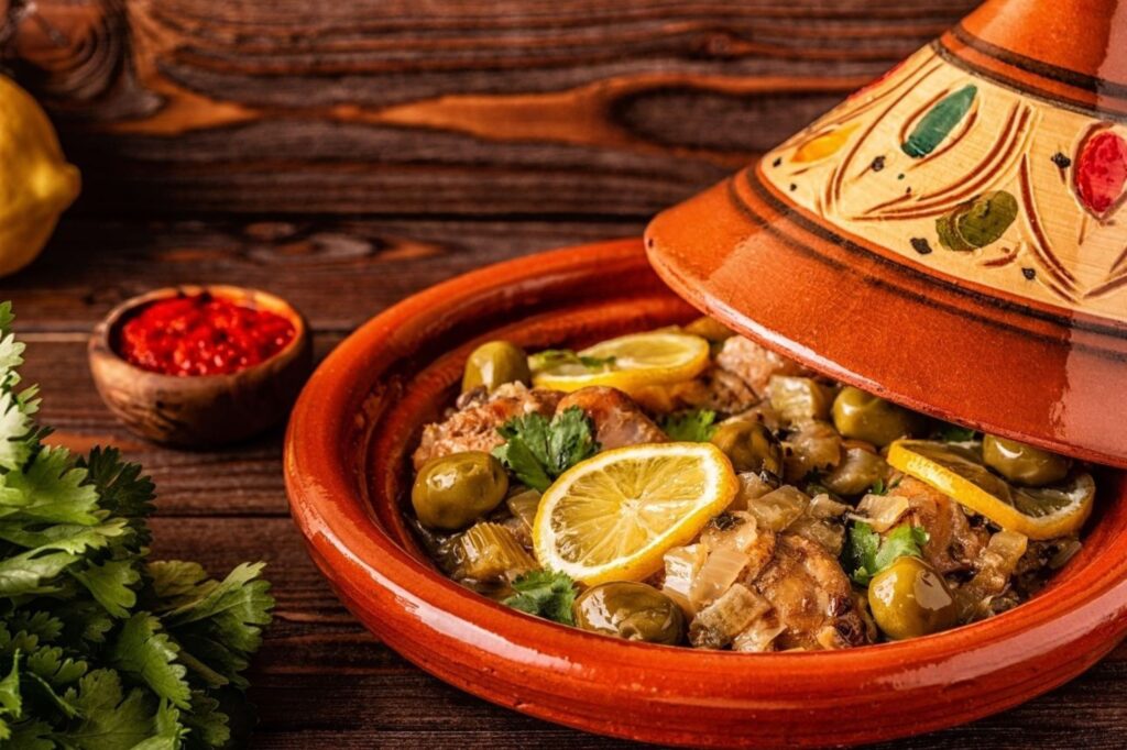 Cucina festiva marocchina in ristoranti che mostra tagine e couscous tradizionali per i pasti di celebrazione dell'Eid