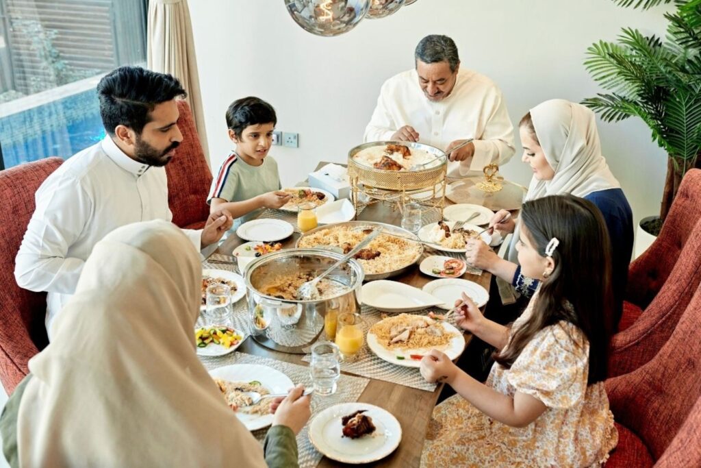 Família marroquina vestida com djellabas tradicionais celebrando o Eid al-Adha em Marrocos juntos em casa