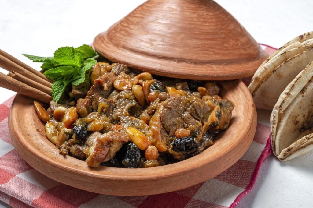 Pratos tradicionais marroquinos de cordeiro preparados durante o Eid al-Adha em Marrocos, incluindo kofta grelhado e tajine cozido lentamente
