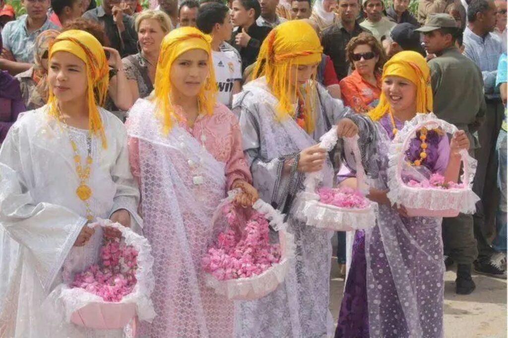 Mulheres berberes em trajes tradicionais durante o desfile da Rainha das Rosas no Festival das Rosas de Marrocos em Kelaat M'Gouna