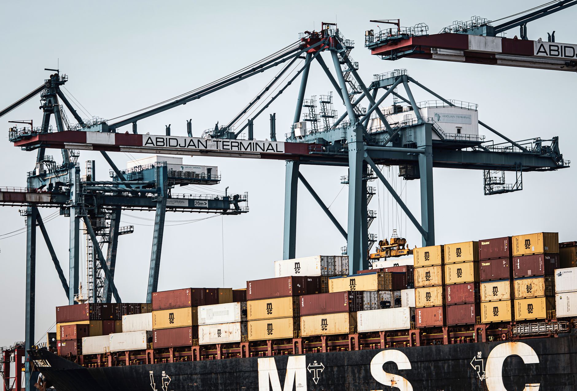 Um empreendedor a discutir logística comercial numa instalação portuária marroquina, refletindo a espinha dorsal da infraestrutura empresarial de Marrocos e o seu papel como porta de entrada entre a Europa e África
