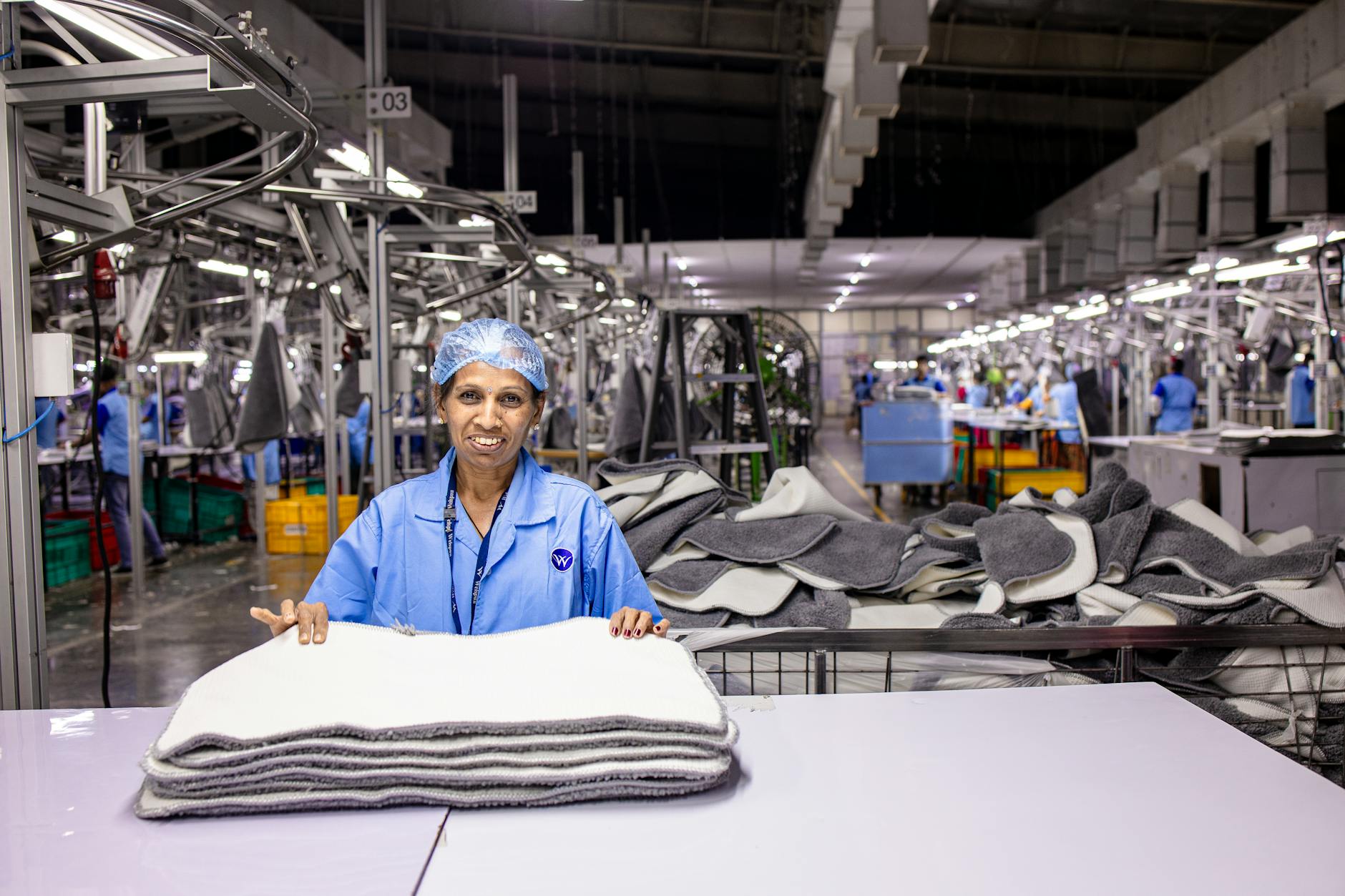 Um trabalhador manufatureiro em uma linha de montagem automotiva no Marrocos, ilustrando a força industrial que impulsiona as exportações de negócios do Marrocos