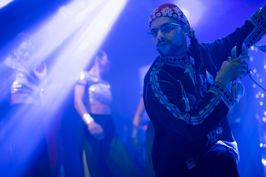 Músicos internacionais e marroquinos colaboram no palco durante o festival Gnaoua