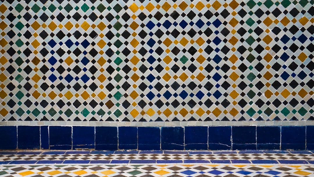 Un designer d'intérieur présentant une cuisine moderne dotée d'une crédence en zellige bleu profond