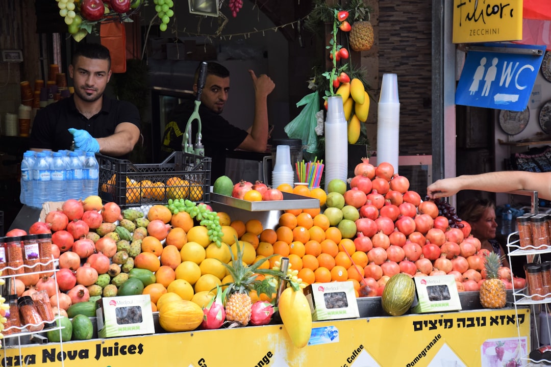 Une femme dégustant un jus d'orange frais pressé à un étal de cuisine de rue marocaine par un chaud après-midi d'été