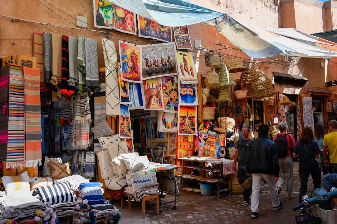 Visitantes percorrem bancas de especiarias coloridas num souk tradicional marroquino, um destaque de qualquer escapadela de fim de semana em Agadir em junho