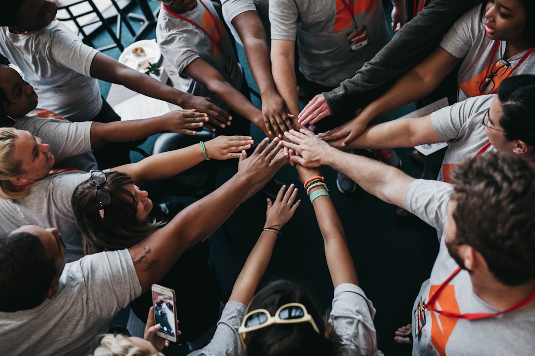 Un equipo de startups de negocios en Marruecos colaborando en un espacio de coworking moderno en Casablanca