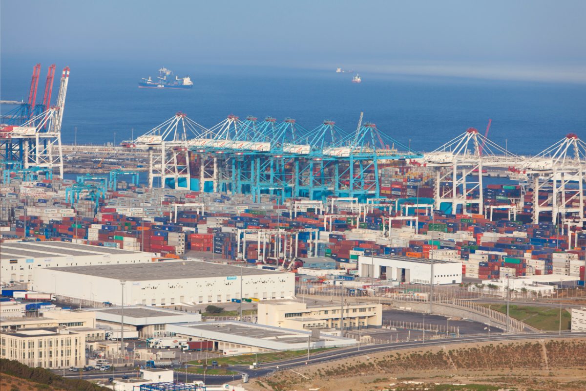 Operários fabris montam veículos numa unidade da zona industrial de Tangier Med, que apoia as exportações automóveis de Marrocos
