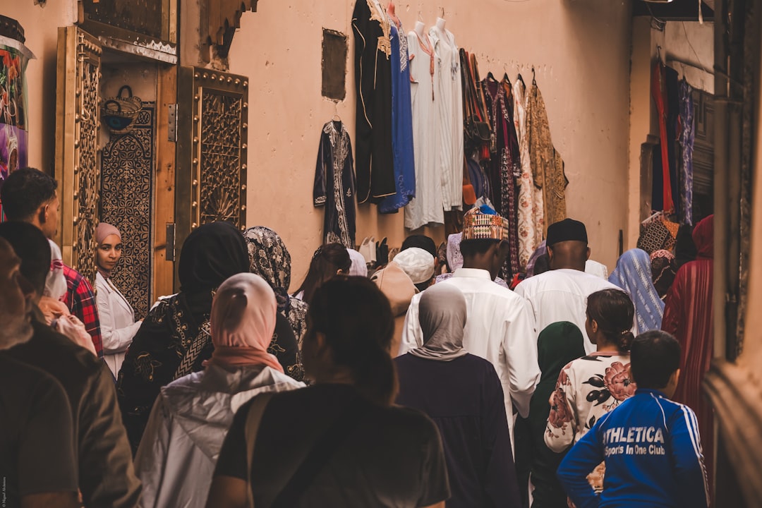 caminhando pela antiga medina de Fez durante a temporada de festivais em Marrocos, com lanternas iluminando o estreito beco de pedra