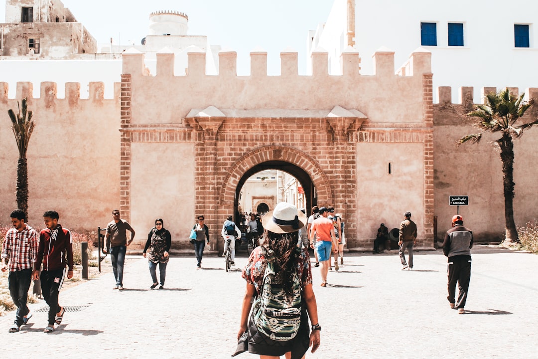 Um viajante caminha pela medina de Essaouira durante a semana do festival Gnaoua