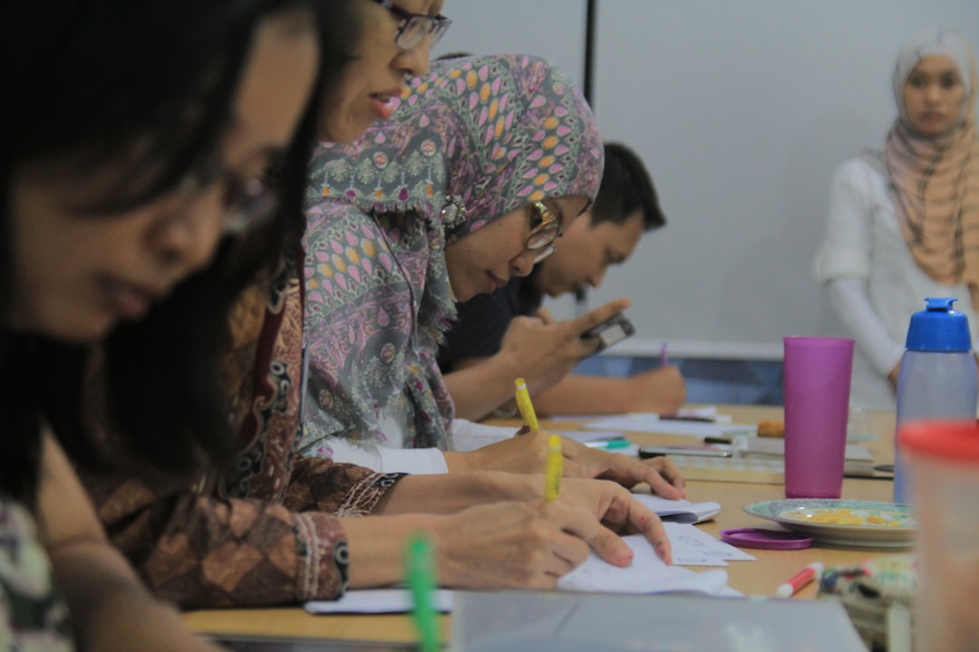 Uno studente pratica la calligrafia marocchina con inchiostro e una penna tradizionale in un laboratorio a Fez
