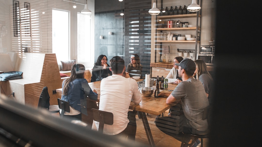 profesionales colaboran en un escritorio dentro de espacios de coworking en una ciudad secundaria marroquí