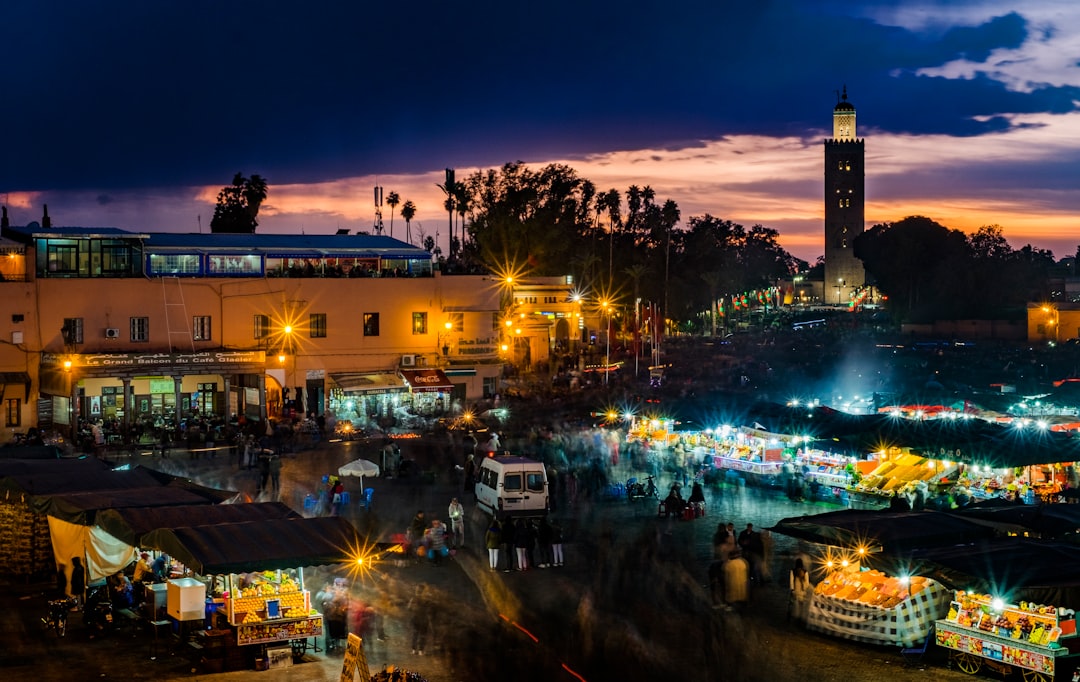 حشد كبير يجتمع تحت السماء الليلية في موقع Timitar Festival المفتوح في أكادير