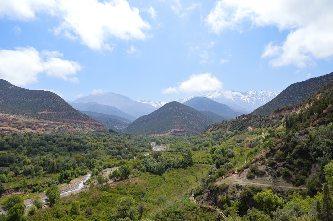 Dois caminhantes se aproximam das cascatas de Ouzoud ao longo de uma trilha de montanha perto de Azilal no Alto Atlas central de Marrocos