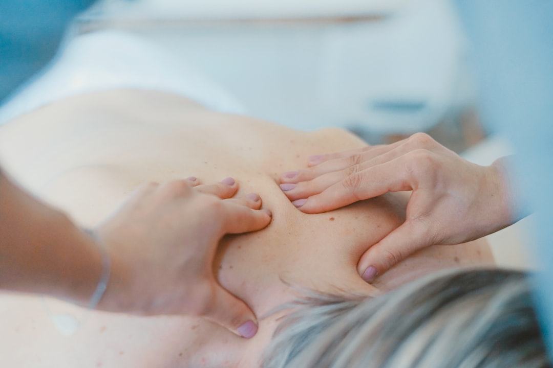 Osteopatia no Marrocos: tratamento manual das costas representando cuidados complementares não regulamentados