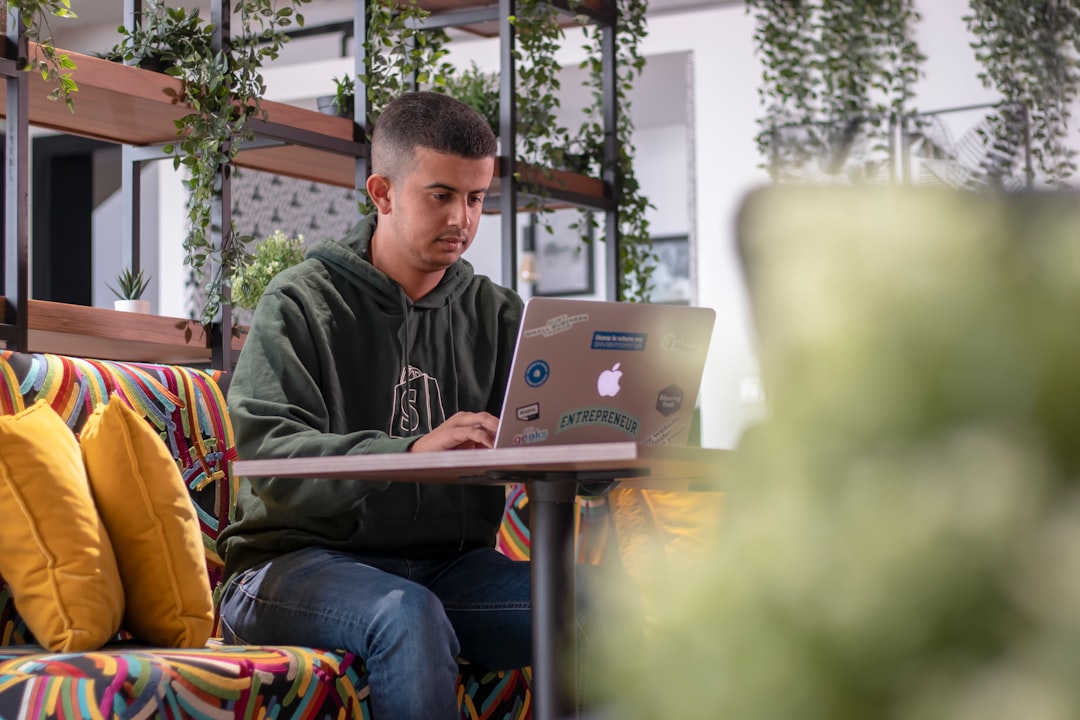 Un trabajador remoto utiliza una laptop en espacios de coworking cerca de la costa atlántica marroquí