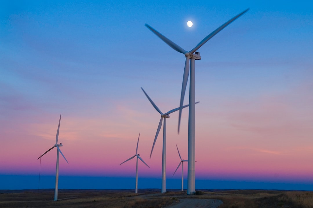 Empresarios discutiendo una propuesta de inversión en energías renovables en una oficina moderna marroquí