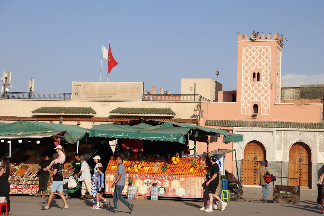 Uma mulher selecionando frutas frescas em um mercado marroquino colorido, uma escolha sem glúten segura e simples em qualquer festival no Marrocos
