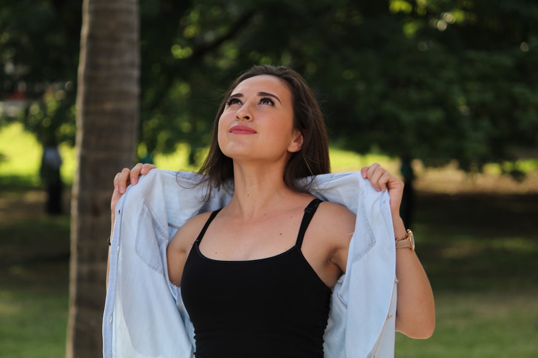 A woman holds a neatly folded slow fashion linen piece, representing conscious and ethical dressing in the UAE.